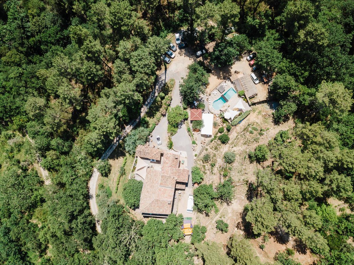 Vue du ciel : cour, piscine et bâtisse en pierre