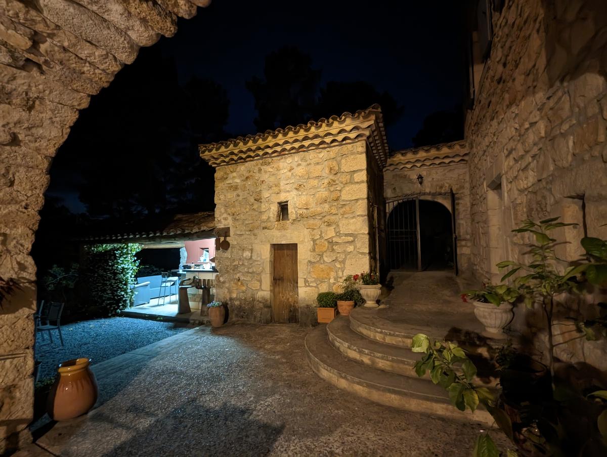 Cour intérieure du mas illuminée la nuit