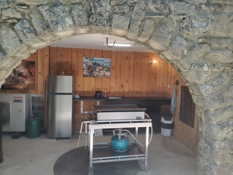 Cuisine d'été du gîte sous l'arche en pierre