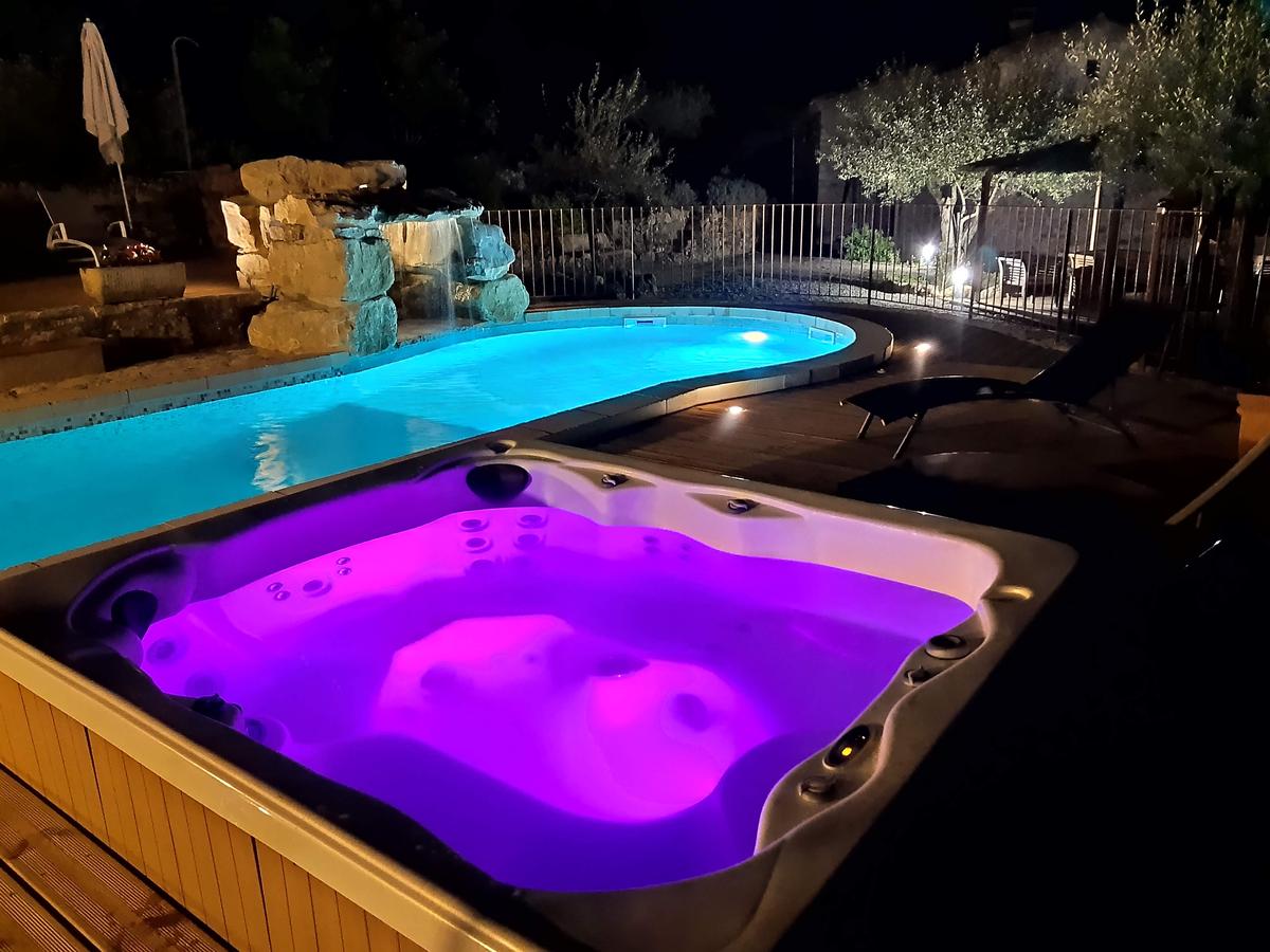 Spa illuminé en soirée