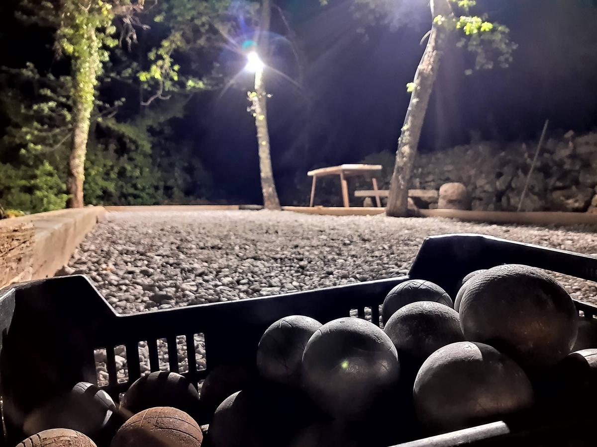 Pétanque la nuit, lumière chaude