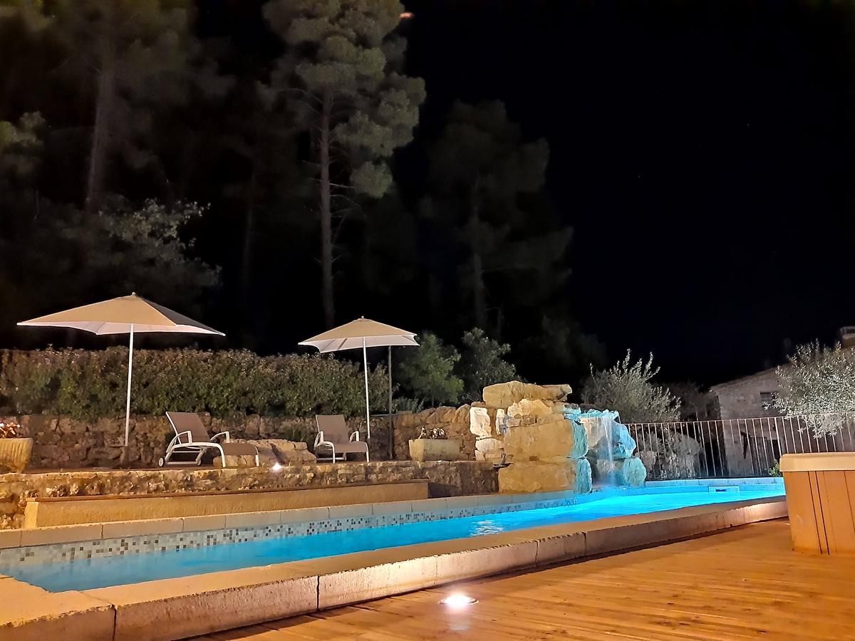 Cascade et bord de piscine la nuit