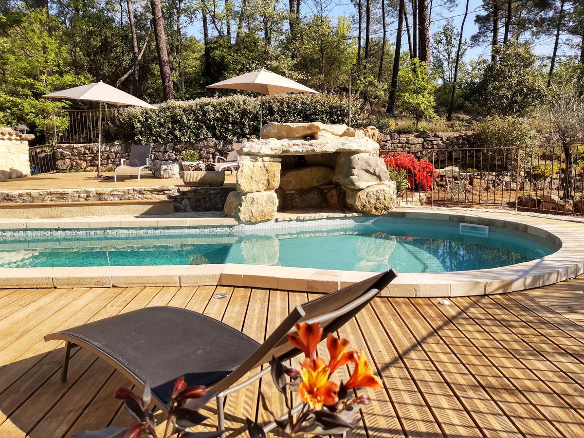Piscine ronde, transats et fleurs d'oranger