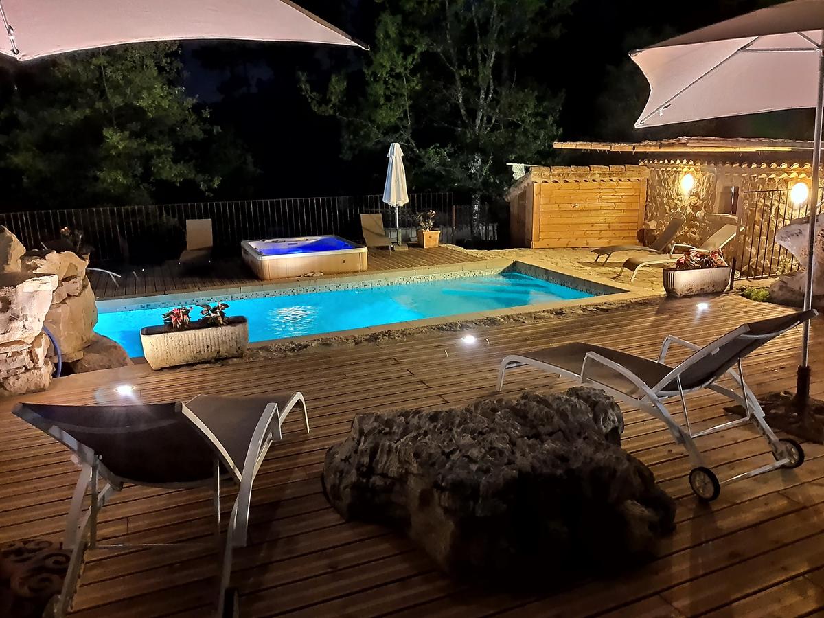 Terrasse en bois et piscine la nuit