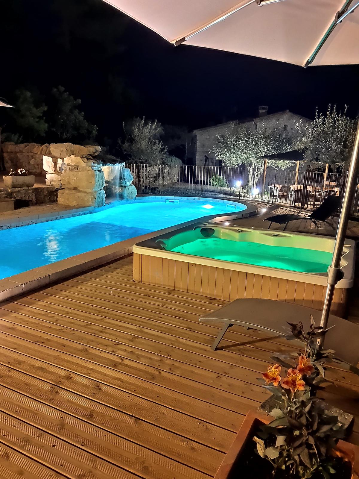 Spa lumière verte au bord de la piscine
