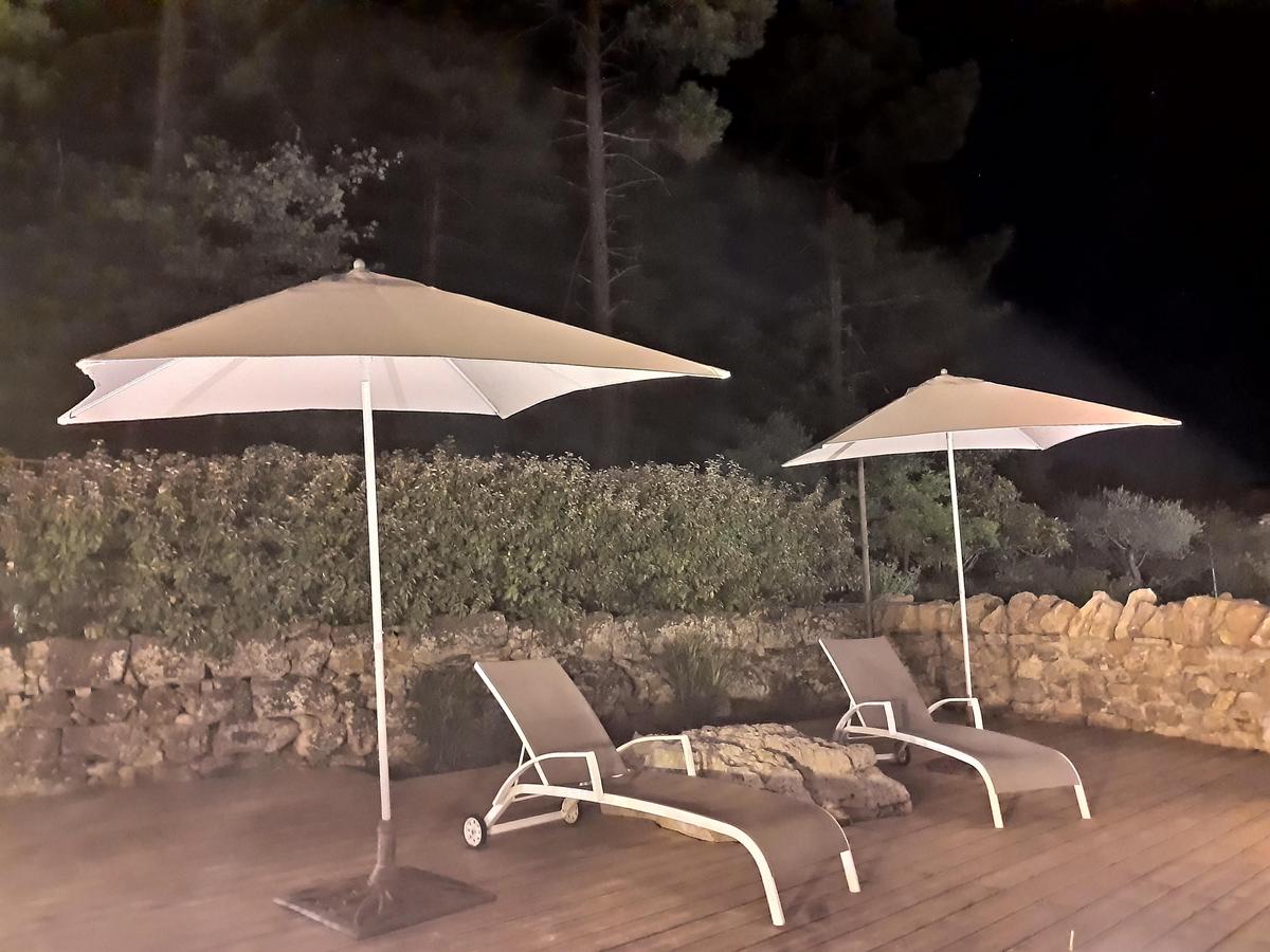 Transats sous parasols